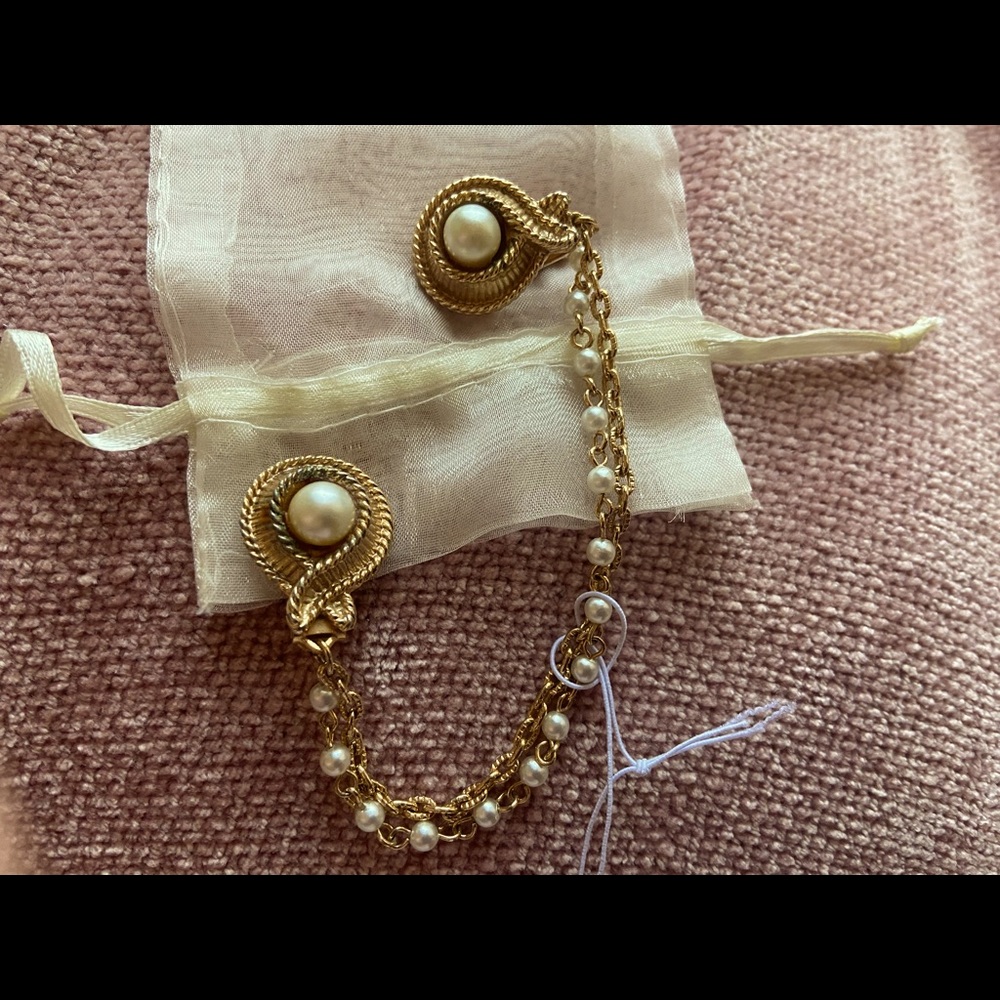 Vintage Goldtone n Pearl Sweater Clip